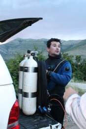 Dušan Jelić : koordinator projekta sprema se za uron / project coordinator getting ready for diving